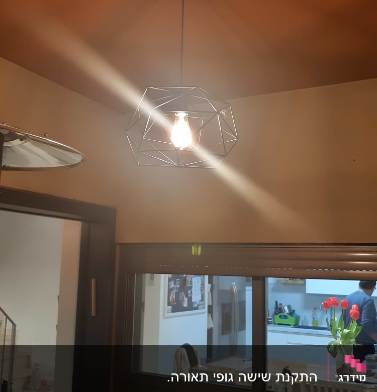 מנורת תקרה עם נורה חשופה במסגרת מתכת